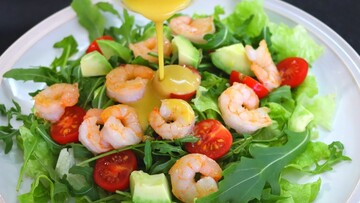 Легкий и изысканный рецепт: как приготовить салат с креветками и авокадо