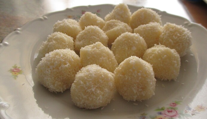 Як приготувати цукерки Рафаелло зі згущеним молоком: простий рецепт