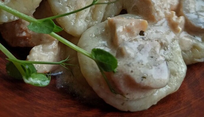 Як приготувати галушки з куркою та грибною підливою: простий рецепт