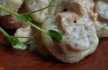 Як приготувати галушки з куркою та грибною підливою: простий рецепт