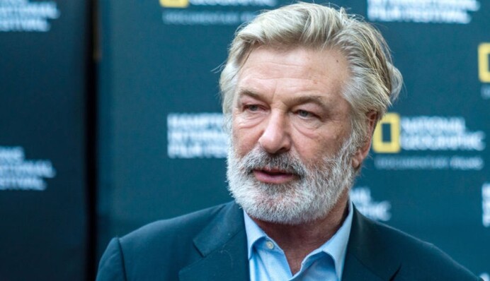 Алеку Болдуину предъявили официальное обвинение в непреднамеренном убийстве на съемках