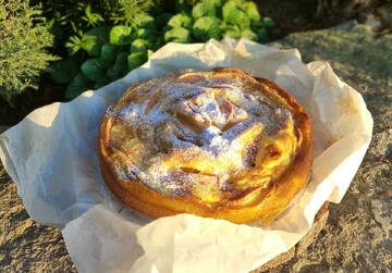 Замість звичайної шарлотки: як приготувати яблучний пиріг з заварним кремом