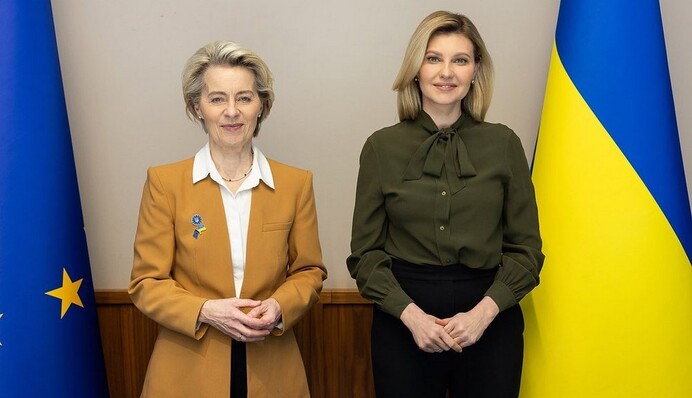 Олена Зеленська у блузі кольору хакі та модних штанах зустрілася з Урсулою фон дер Ляєн: фото
