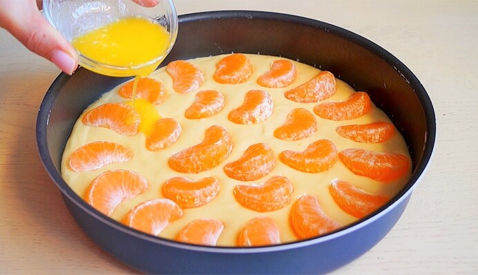 Сезонна заміна шарлотці: як приготувати запашний і соковитий мандариновий пиріг