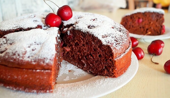 Шоколадний пиріг з вишнями - смачний десерт на День закоханих: як його приготувати