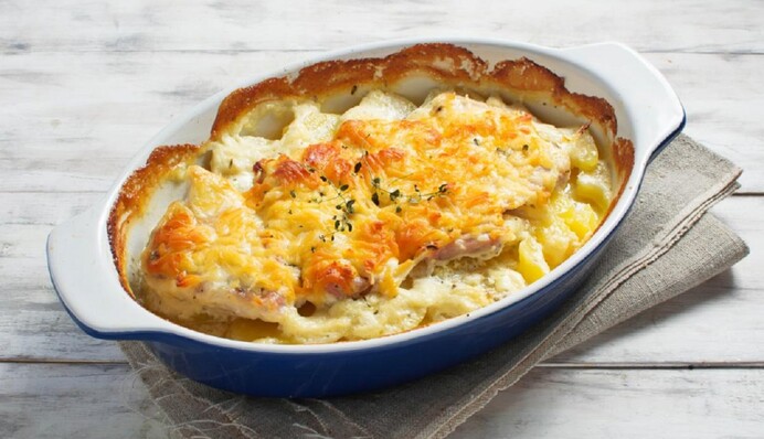 Як приготувати в духовці картоплю по-французьки з м'ясом: простий рецепт