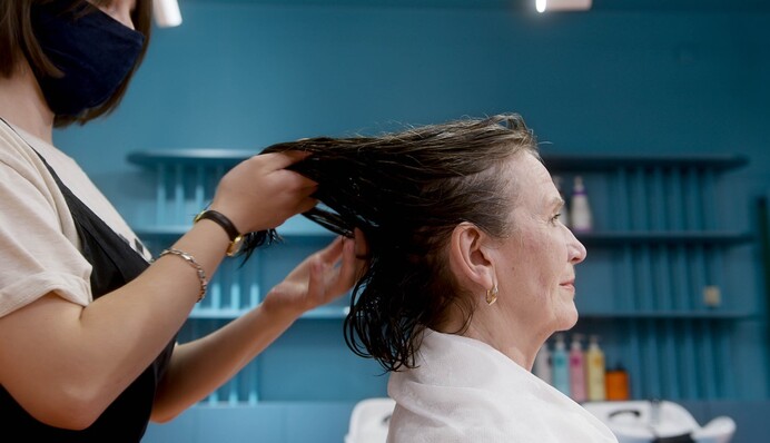 Колорист посоветовала, как лучше красить седые волосы, чтобы освежить образ