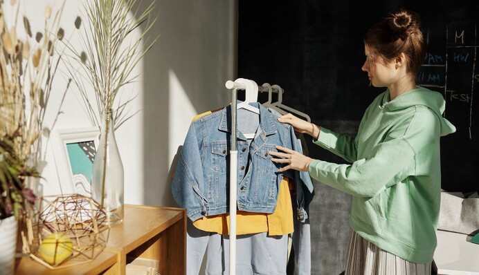 Утюжить не обязательно: топ-6 эффективных способов погладить вещи