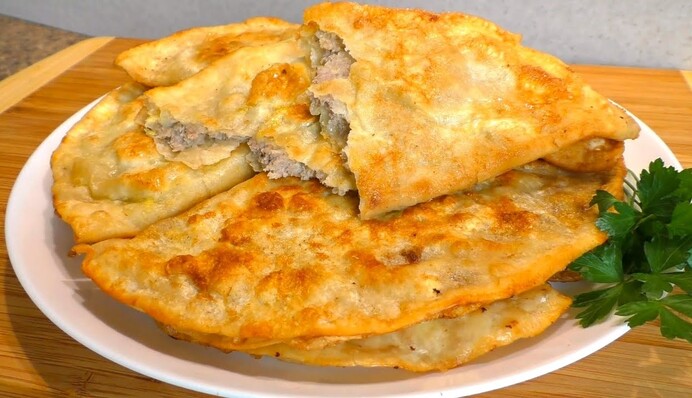 Цей рецепт став хітом: як приготувати ліниві чебуреки з лаваша