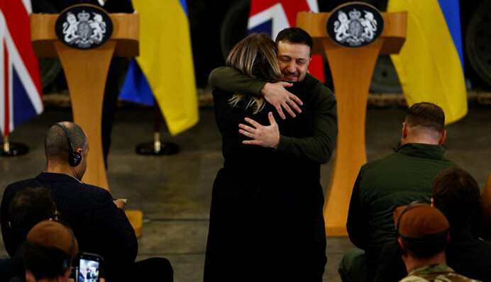Зеленський у Британії обійняв журналістку під час прес-конференції: як відреагували соцмережі