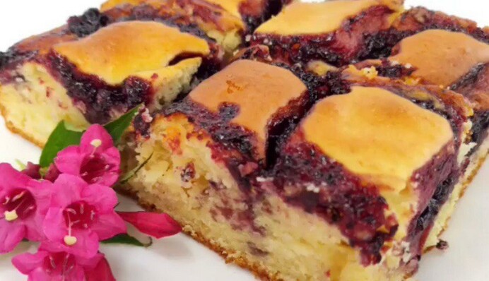 Самый быстрый вариант к чаю: как приготовить простой пирог с вареньем