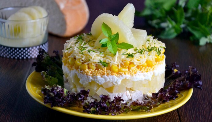 Улюблений рецепт до свята: як приготувати салат з куркою та ананасами