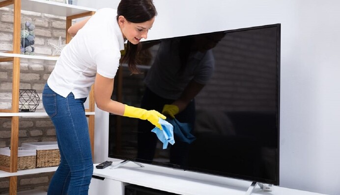 Працює безвідмовно: як оцет допоможе очистити екран телевізора від плям та відбитків