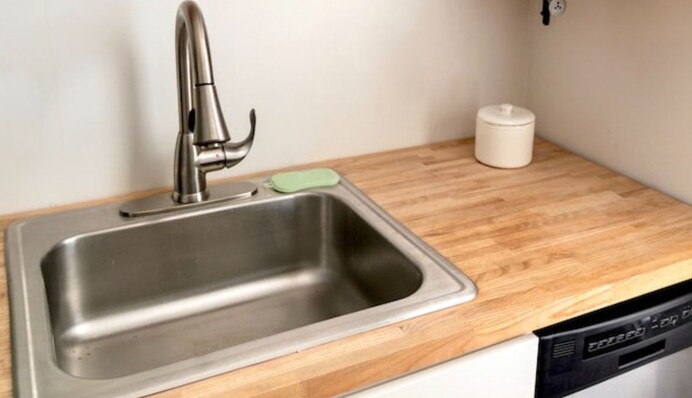 Як за допомогою солі, соди та оцту позбутися неприємного запаху з каналізації