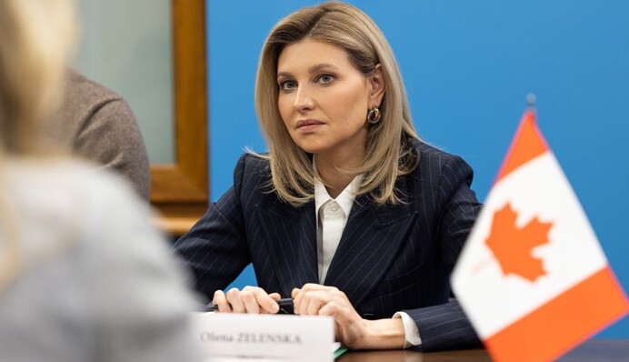 Олена Зеленська у темно-синьому костюмі та білій сорочці зустрілась з главою МЗС Канади: фото