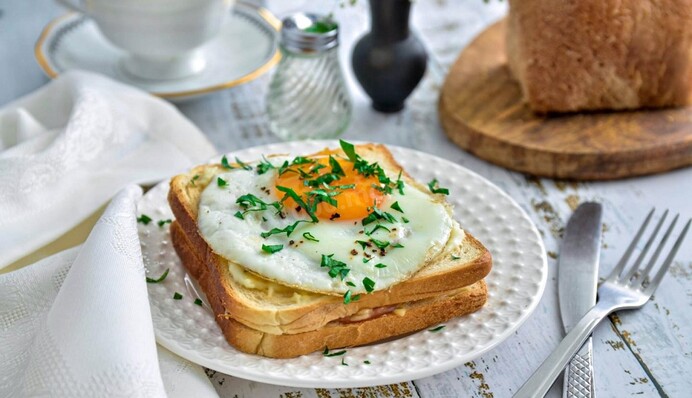 С яйцом и соусом бешамель: как приготовить классический французский сэндвич крок-мадам