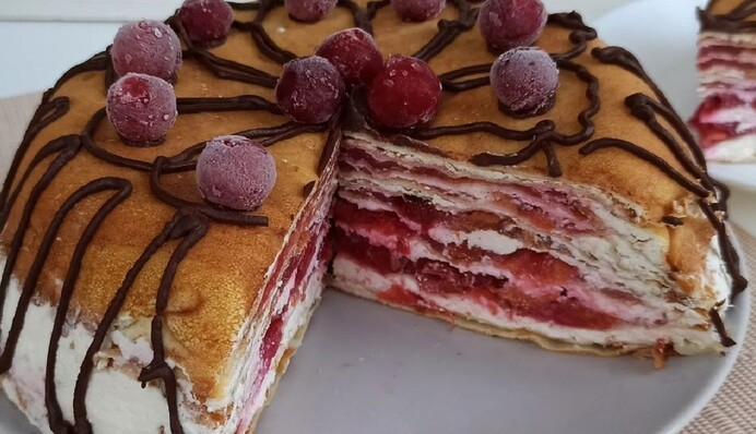 С вишнями и сметанным кремом: как приготовить простой блинный торт