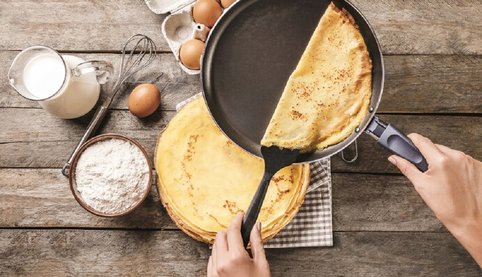 Що робити, щоб млинці не прилипали до сковороди: кулінарний лайфхак