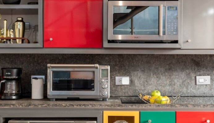 Исчезнут пятна и запах: быстрый способ почистить микроволновку