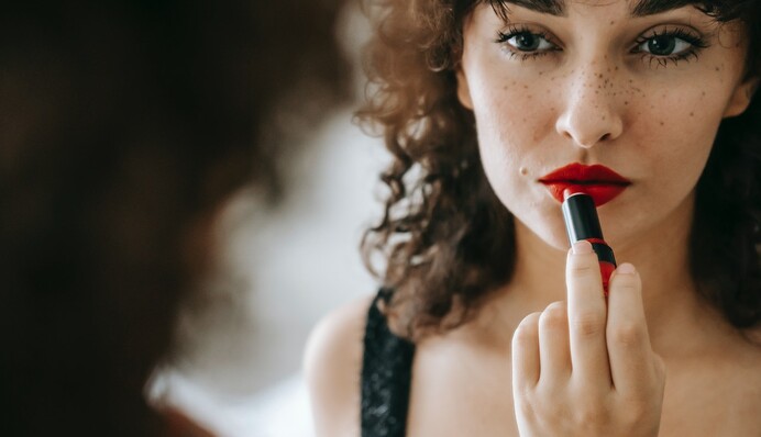 Як візуально збільшити губи за допомогою макіяжу: поради візажиста