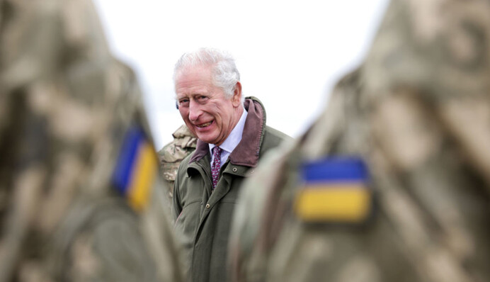 Король Чарльз посетил украинских военных в тренировочном лагере в Англии: фото и видео