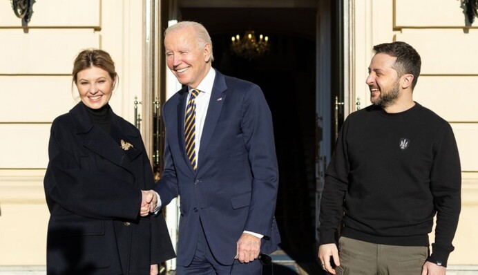Олена Зеленська у чорному пальті з коштовною брошкою тепло привітала Джо Байдена: фото і відео