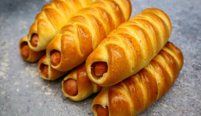 Лучший перекус: как приготовить в духовке пышные булочки с сосиской