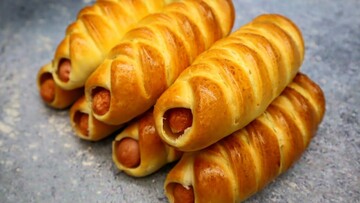 Найкращий перекус: як приготувати в духовці пухкі булочки з сосискою