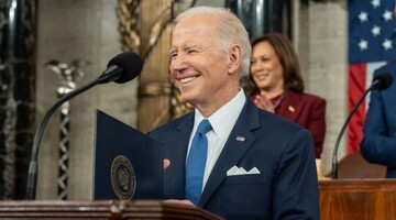 Український блогер кумедно переозвучив Байдена на зустрічі з українськими політиками: відео