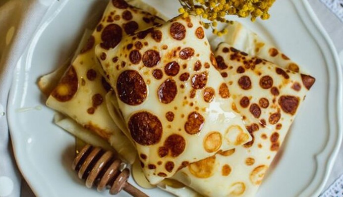 Незвичайний рецепт на Масляну: як приготувати млинці з кремом та вишнями