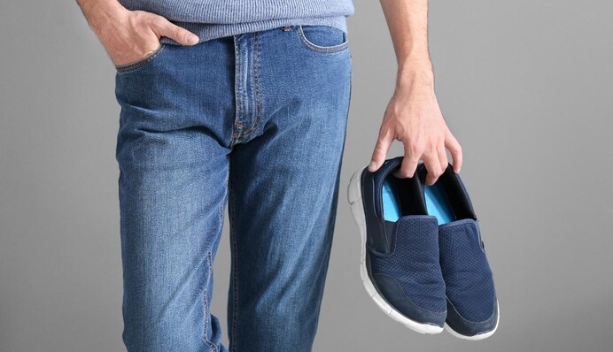 Вивести неприємний запах взуття можна без прання: як це зробити