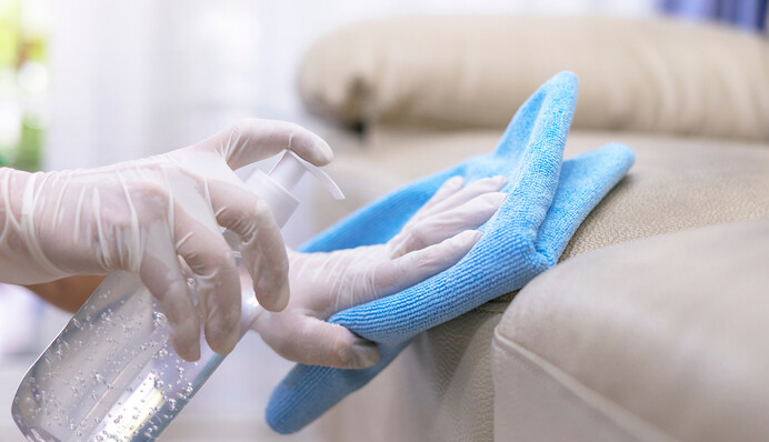 Як почистити засмальцьований диван: ефективні засоби проти плям на оббивці