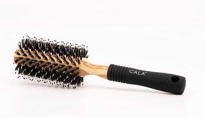 Як часто треба чистити щітку для волосся і чим її можна обробити від бруду