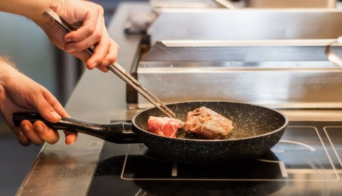 Що зробити, щоб сковорода не пригорала: кулінарні лайфхаки досвідчених господинь