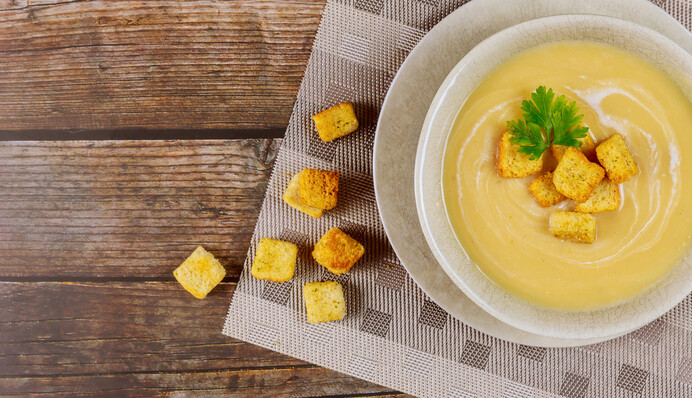 Густий та ніжний: як приготувати гороховий крем-суп з куркою