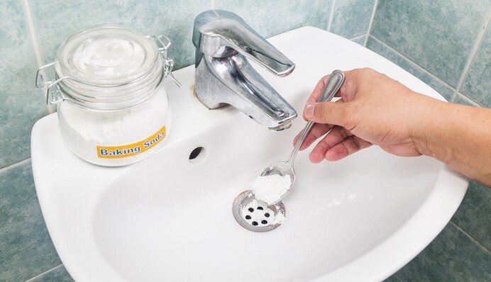 Від засмічення в трубі допоможе сода, оцет і сіль: як користуватися цими засобами