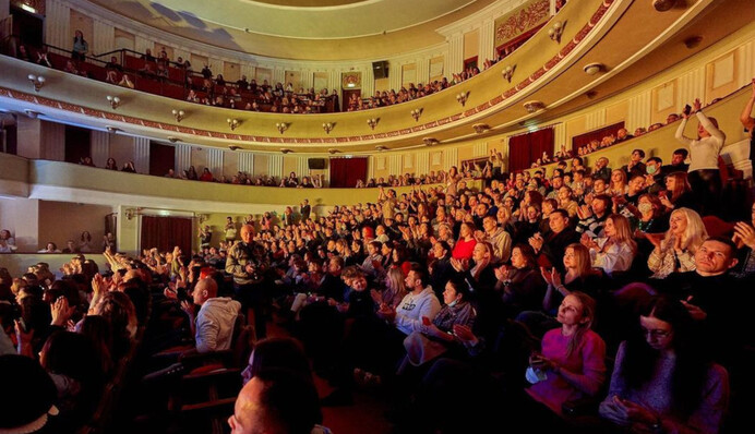 Останній концерт у драмтеатрі Маріуполя: гурт Бумбокс поділився щемливими фото