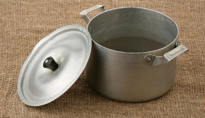 Почорніла алюмінієва каструля: домашні засоби, які повернуть їй новий вигляд