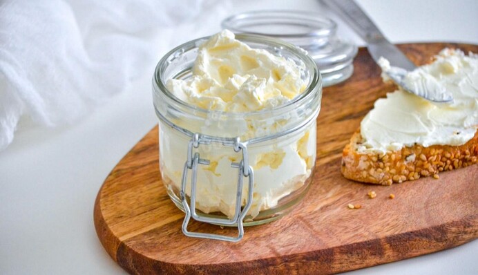 Як приготувати ніжний вершковий крем-сир з трьох інгредієнтів: простий рецепт