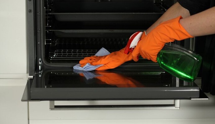 Щоб швидко позбутися пригорілого жиру в духовці, вистачить всього трьох інгредієнтів