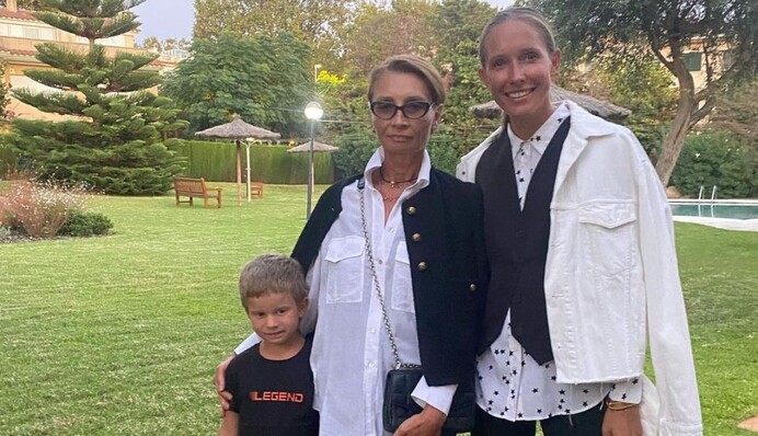 Катя Осадчая поздравила маму с днем рождения и показала, как молодо она выглядит: фото