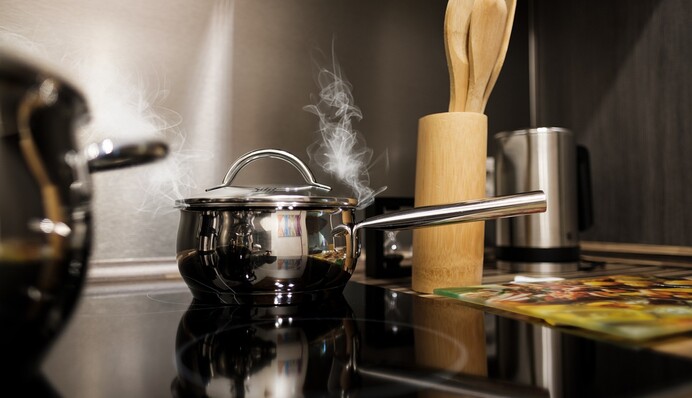 Дієві народні лайфхаки, які повернуть чистоту і блиск пригорілим каструлям