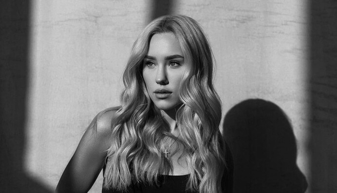 Даша Квиткова рассказала о военном, который дарит ей роскошные букеты: фото