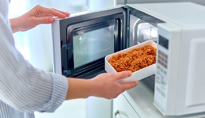 6 видів посуду, який категорично не можна ставити в мікрохвильову піч