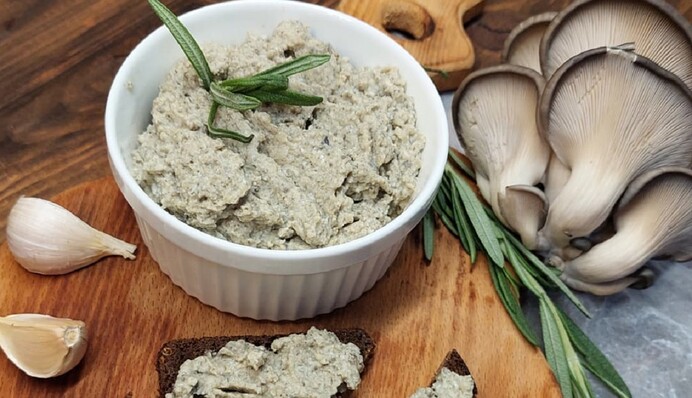 Мінімум часу та інгредієнтів: як приготувати смачний грибний паштет із глив