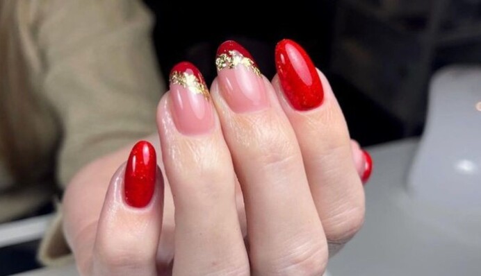 Червоний манікюр з золотом виглядає розкішно: найкращі ідеї його виконання