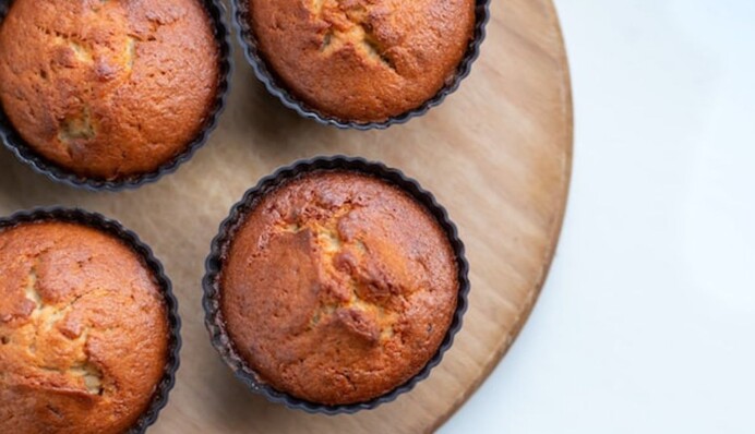 Приготує навіть школяр: простий рецепт кексів на кефірі з родзинками