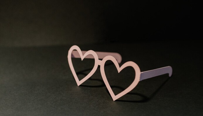 Невиправні романтики: три знаки Зодіаку, які закохуються з першого погляду