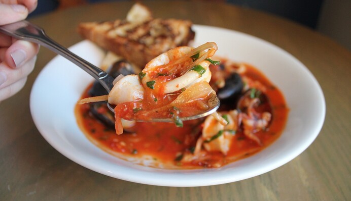 Як приготувати пікантний рибний суп з томатами і перцем: простий рецепт