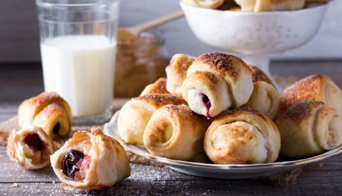 Смачна випічка у пісному меню: як приготувати рогалики з повидлом на олії